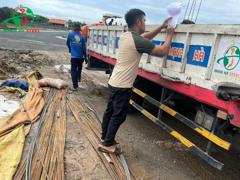 Tôn Thép Mạnh Hà bàn giao thành công 06 tấn sắt thép xây dựng về cho công trình nhà ở tại Bà Rịa Vũng Tàu - Ảnh 4