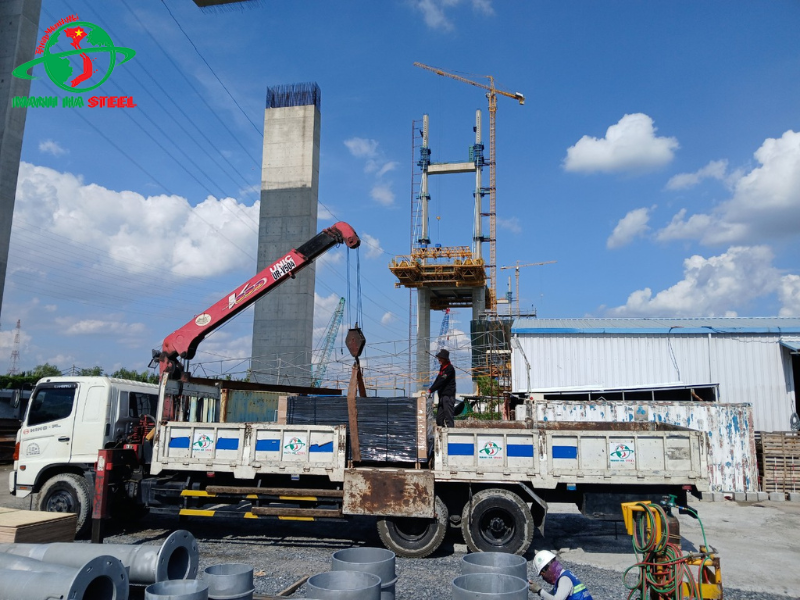 Tôn Thép Mạnh Hà giao ván phủ phim và thép hình H phục vụ làm đường cao tốc Bến Lức - Long Thành - Ảnh 5