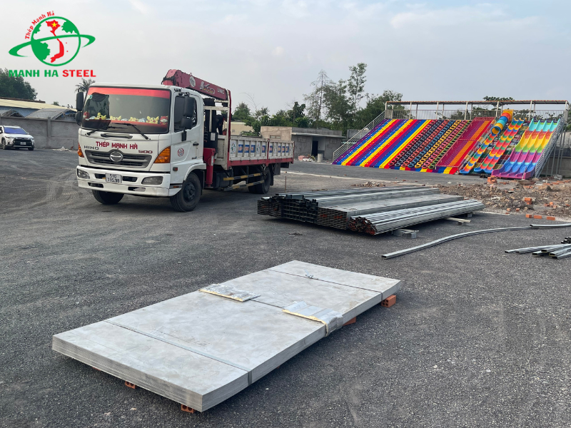 Tôn Thép Mạnh Hà bàn giao thành công thép hộp mạ kẽm và tấm thép về cho công trình khu vui chơi trẻ em ở Long Thọ, Nhơn Trạch, Đồng Nai - Hình 3