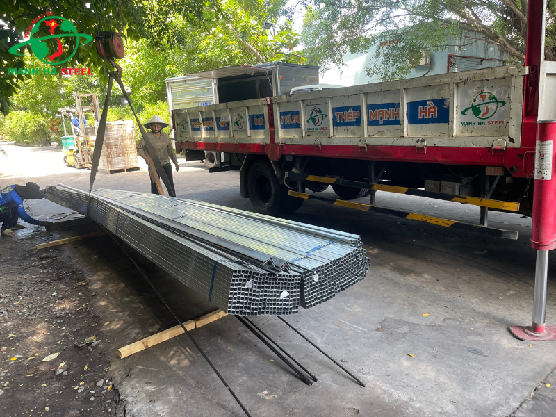 Tôn thép Mạnh Hà bàn giao thành công thép hộp Hoà Phát, thép V, tròn trơn về Công Ty Mỹ Nghệ Củ Chi - Ảnh 2
